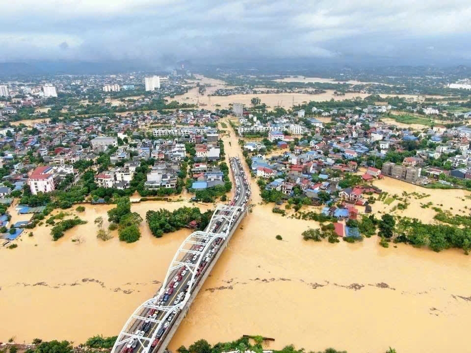 Chỉ sau 12h mưa lớn trên diện rộng từ đêm 6/10 đến ngày 7/10, có nơi đạt gần 440mm, đã khiến lũ trên nhiều sông suối tại Thái Nguyên lên trên báo động 3 và vượt đỉnh lũ lịch sử.