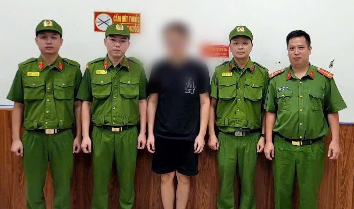 Cảnh sát 113 bàn giao đối tượng cho Công an Phường Từ Liêm, Hà Nội