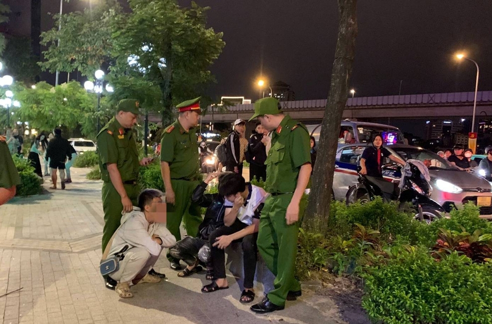 Cảnh sát 113 khống chế, kiểm tra nhóm thanh niên có biểu hiện vi phạm pháp luật