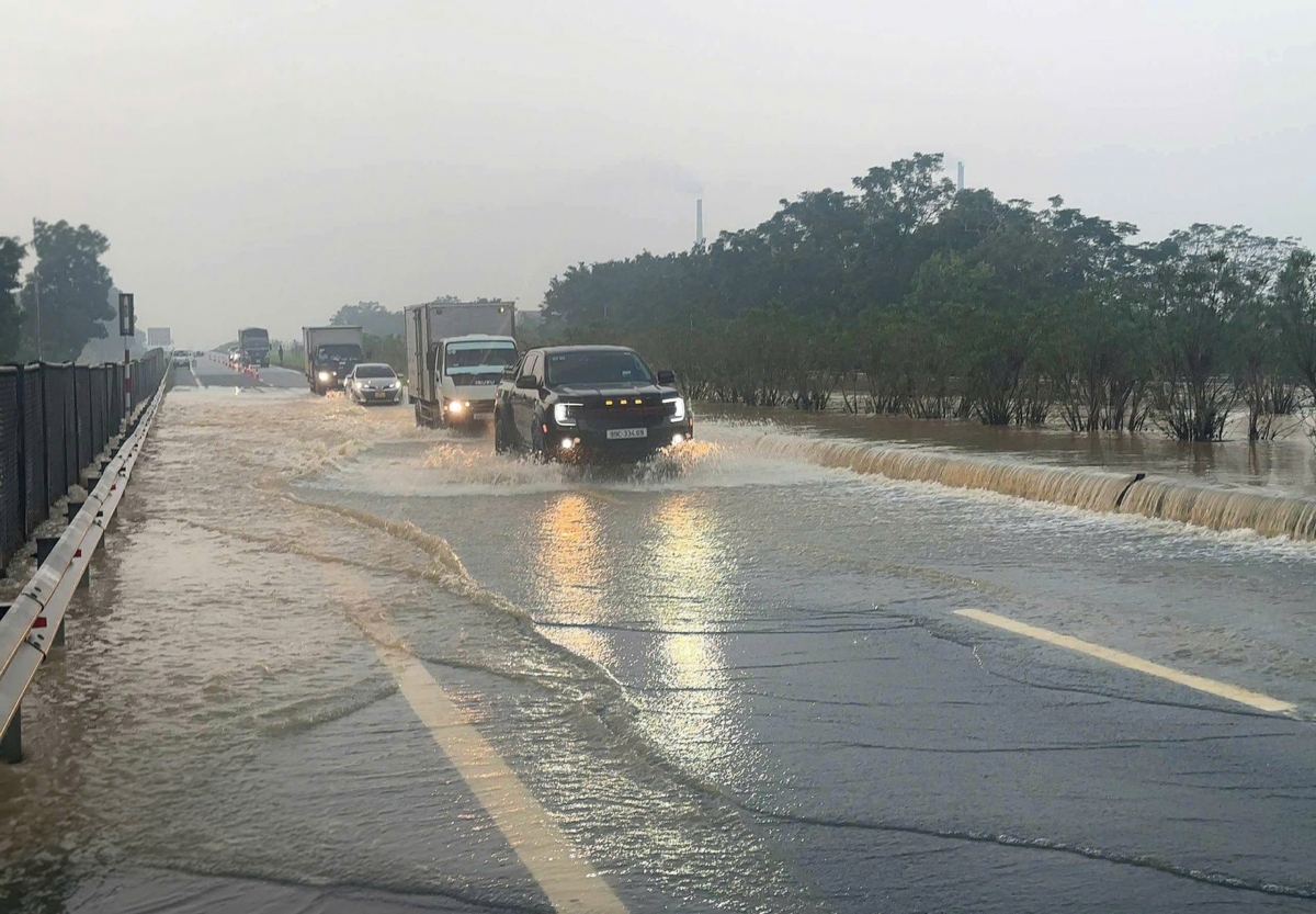Nhiều điểm trên cao tốc Hà Nội – Thái Nguyên vẫn ngập sâu