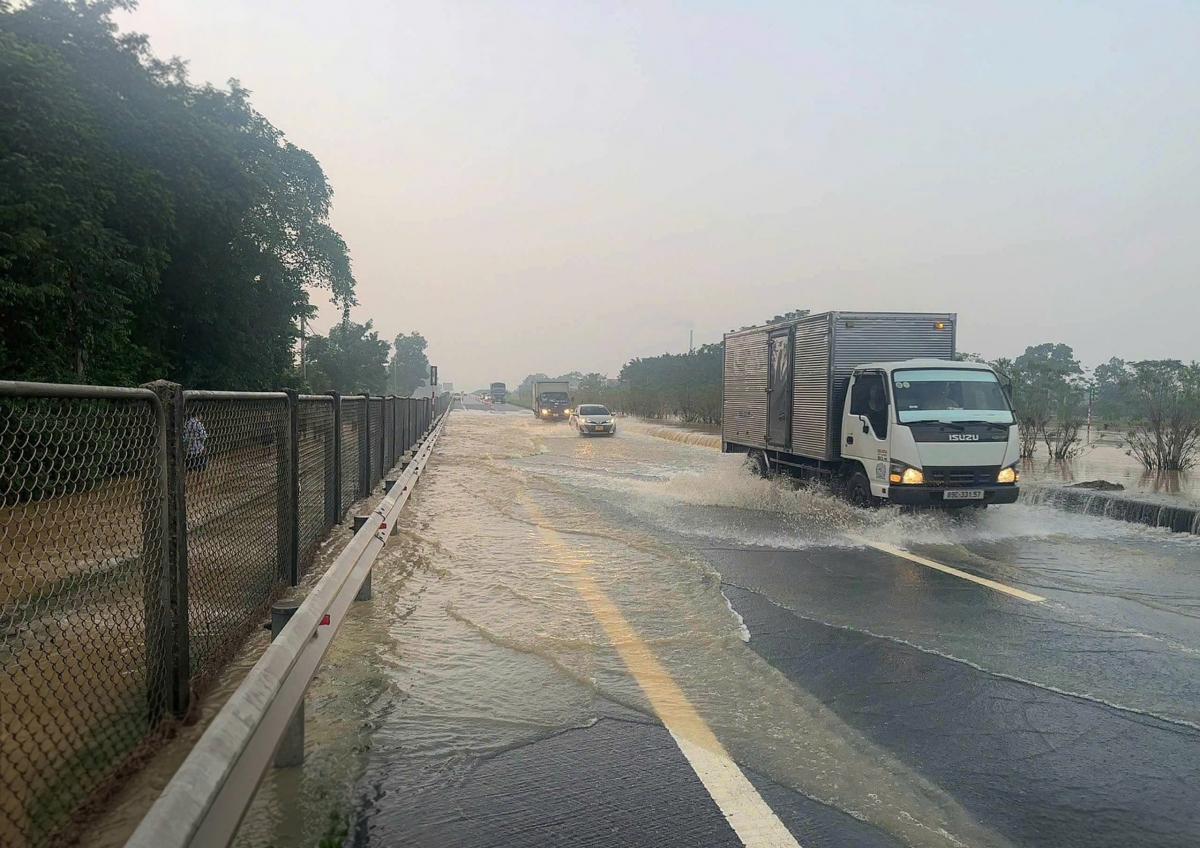 Các phương tiện di chuyển khó khăn do ngập sâu