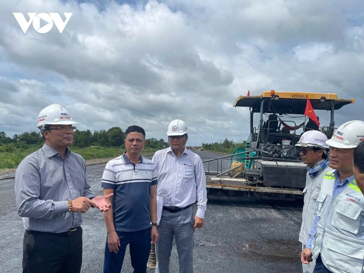Lãnh đạo Ban QLDA Mỹ Thuận kiểm tra hiện trường cao tốc Cần Thơ - Cà Mau.