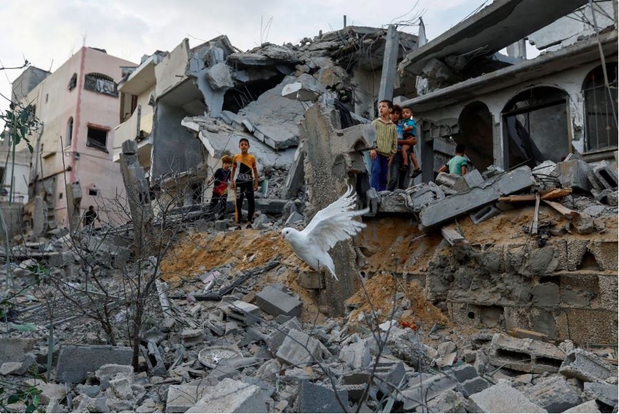 Một khu dân cư ở dải Gaza bị Israel không kích hôm 11/10. Ảnh: Reuters.