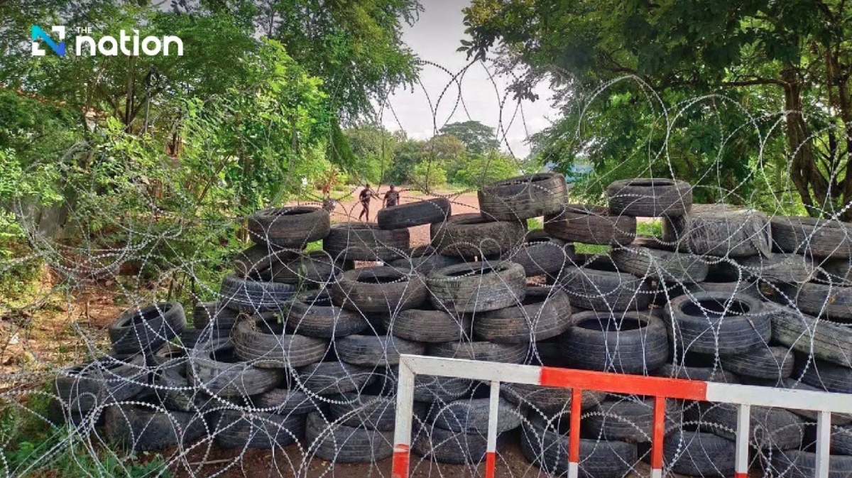 Hàng rào thép gai và lốp xe được giới chức Thái Lan bố trí ở vùng tranh chấp với Campuchia. Ảnh: The Nation