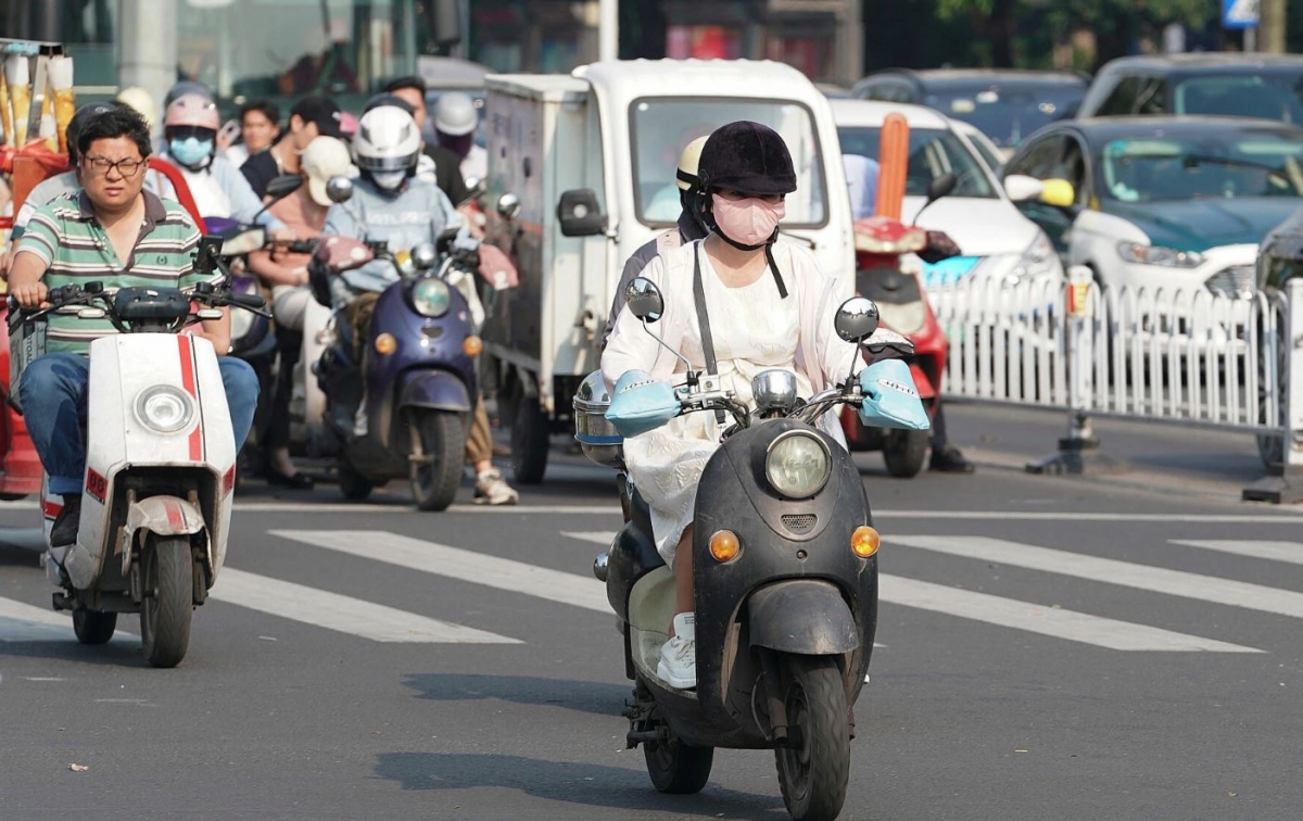 Người dân đi xe máy điện tại Nam Ninh, Trung Quốc, tháng 4/2024. Ảnh: CFP