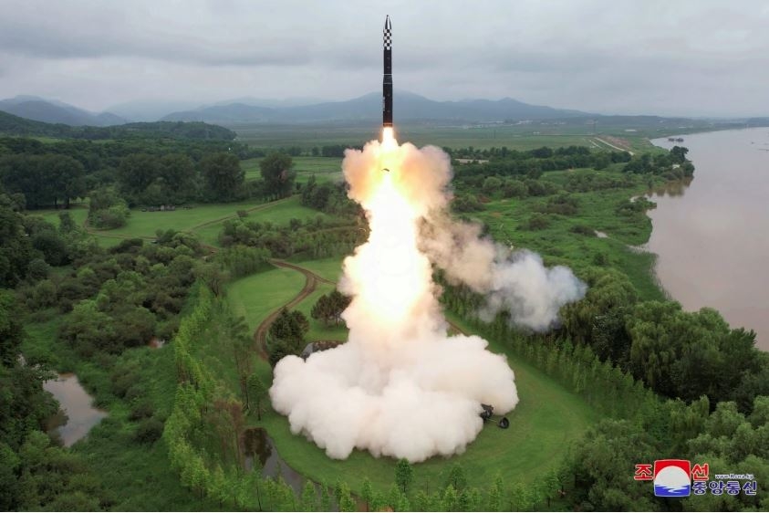Triều Tiên phóng thử ICBM chạy bằng nhiên liệu rắn Hwasong-18. Ảnh: Reuters