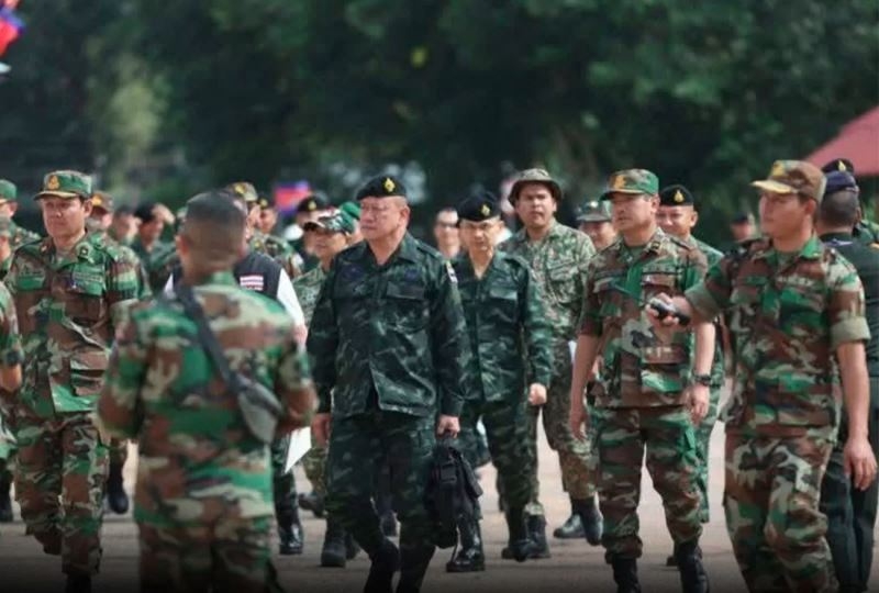 Tướng Kampanart, Tham mưu trưởng Quân khu 2 của Thái Lan và đoàn công tác đến cửa khẩu biên giới Chong Chom để họp RBC với phía đối tác Campuchia ngày 29/10.Nguồn: Bangkok Post