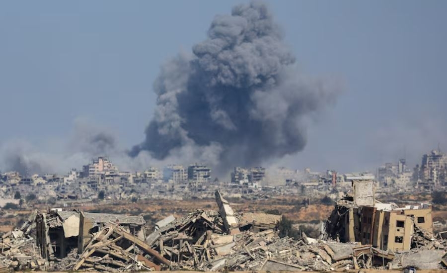 Khói bốc lên trong một chiến dịch quân sự của Israel tại thành phố Gaza, nhìn từ trung tâm dải Gaza ngày 2/10 (Ảnh: Reuters)