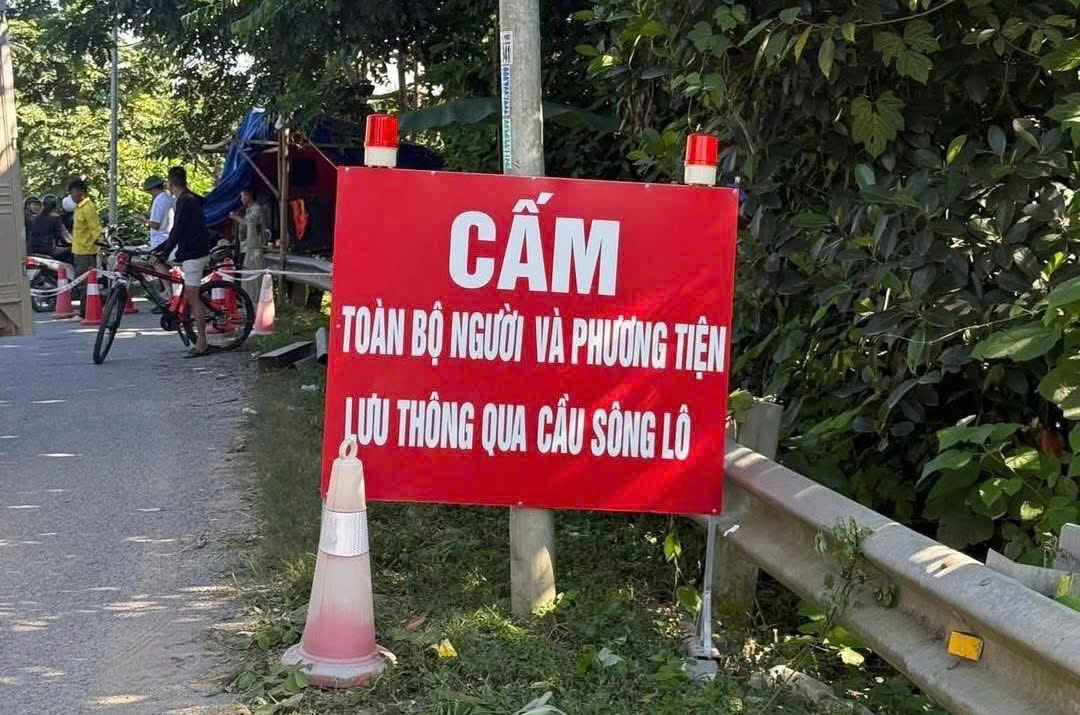 Theo lãnh đạo UBND xã Đoan Hùng, việc cấm toàn bộ người và phương tiện qua cầu sông Lô khiến hơn 2.500 hộ dân với gần 9.700 nhân khẩu bị chia cắt, gặp khó khăn trong việc đi lại, tiếp cận các dịch vụ y tế, buôn bán hàng hóa. Đặc biệt hàng ngày rất nhiều học sinh đã phải đi vòng hàng chục cây số tới trường (thay vì chỉ 3km).