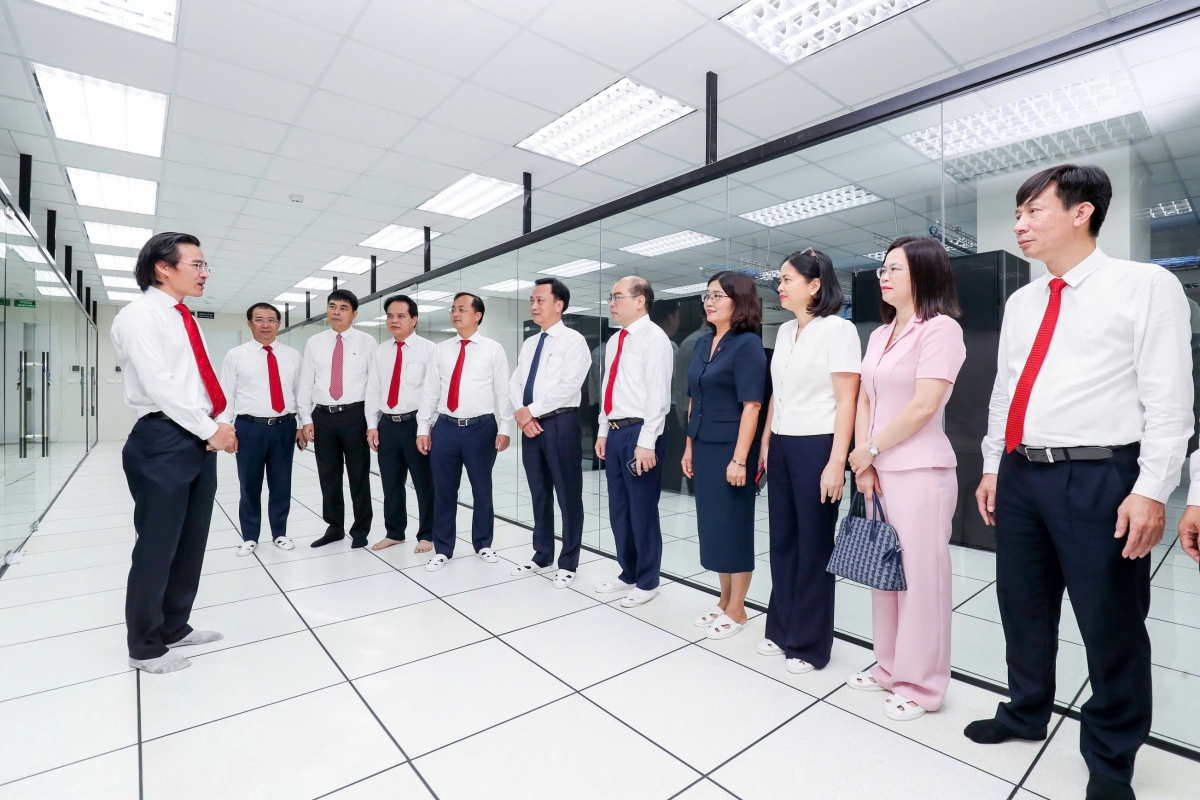 Các đại biểu tham quan Trụ sở Trung tâm dữ liệu Agribank