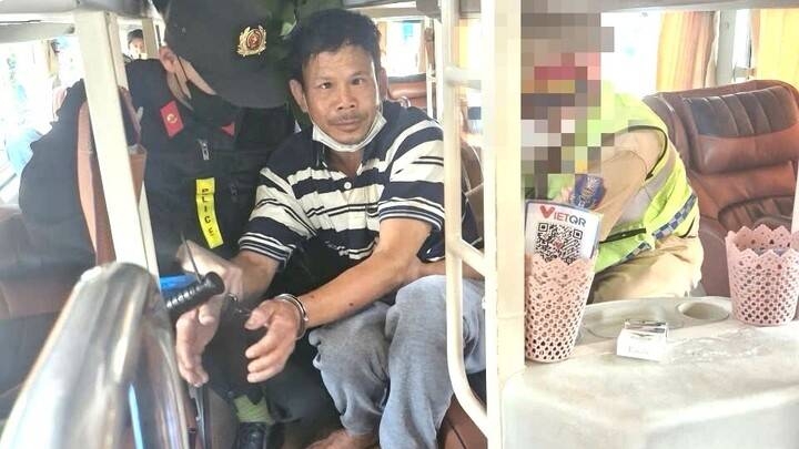 Mai Xuân Tùng bị bắt giữ trên xe khách.