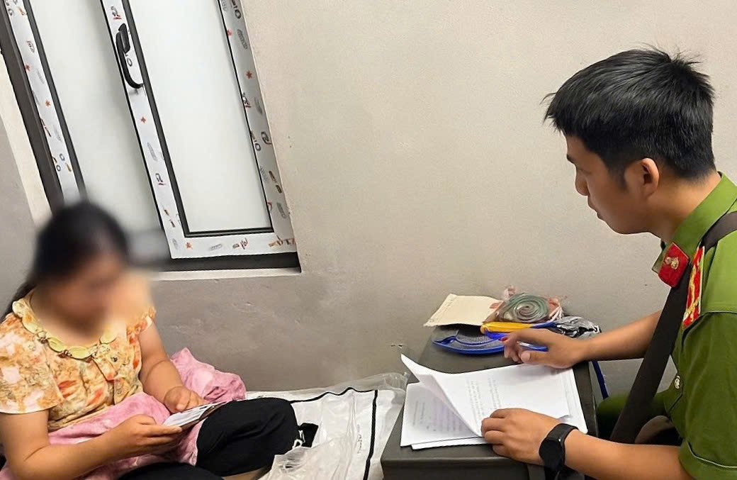 Cơ quan Công an làm việc với chị D