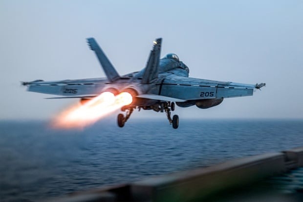 Một chiến đấu cơ F/A-18F Super Hornet rời tàu sân bay Mỹ. Ảnh: Getty