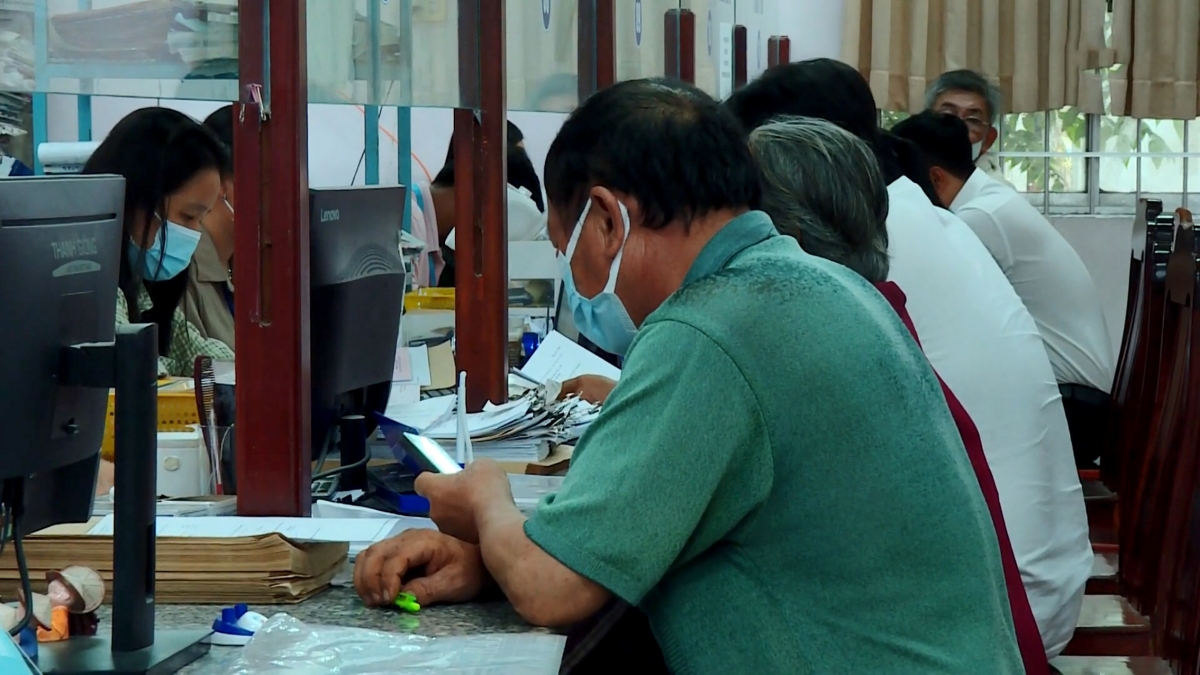 Sau khi sáp nhập thành xã, phường mới, người dân đến làm thủ tục hành chính tăng lên nhiều lần.
