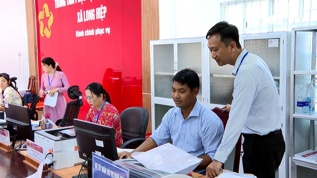 Các khâu luôn hỗ trợ nhau để giải quyết thủ tục nhịp nhàng, nhanh chóng cho người dân.