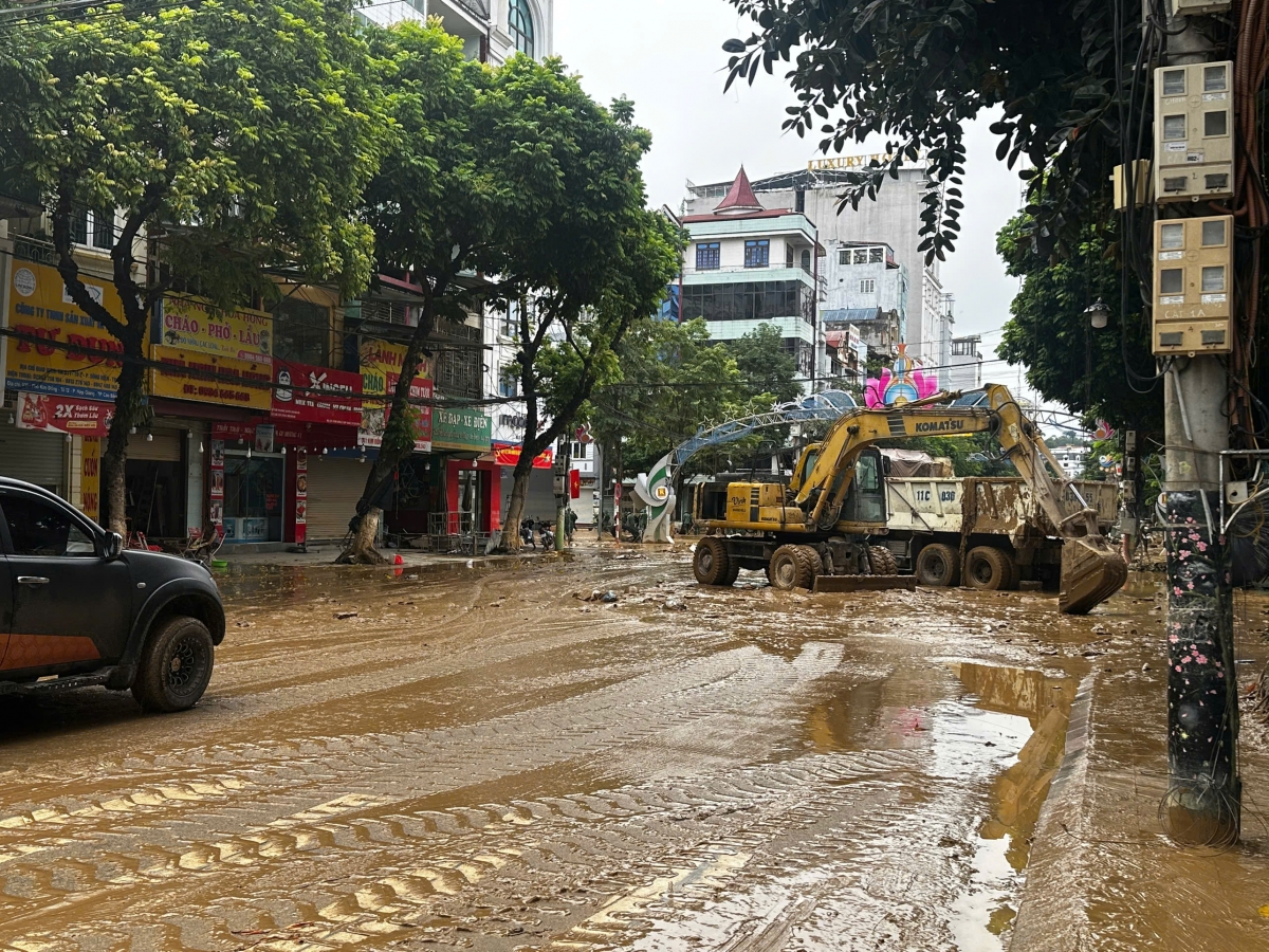 Chính quyền các địa phương đang huy động máy xúc, máy gạt để xử lý bùn đất sau lũ