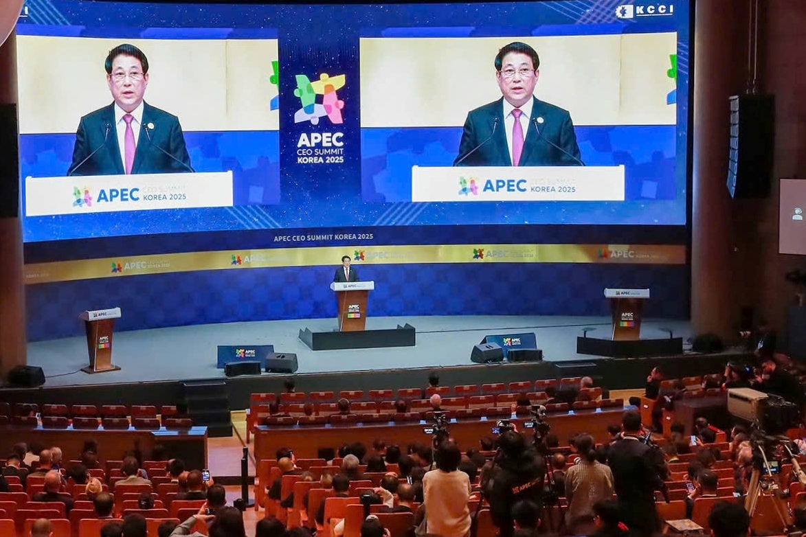 Cũng chiều 30/10, Chủ tịch nước Lương Cường đã dự và có bài phát biểu quan trọng tại Hội nghị Thượng đỉnh Doanh nghiệp APEC 2025. Chủ tịch nước nhấn mạnh, cánh cửa Việt Nam luôn rộng mở chào đón các doanh nghiệp APEC. Chủ tịch nước cũng giới thiệu những thành tựu nổi bật của Việt Nam về phát triển khoa học công nghệ, đổi mới sáng tạo, chuyển đổi số và nêu bật những cơ hội hợp tác đầy tiềm năng mà các đối tác có thể thực hiện với Việt Nam.