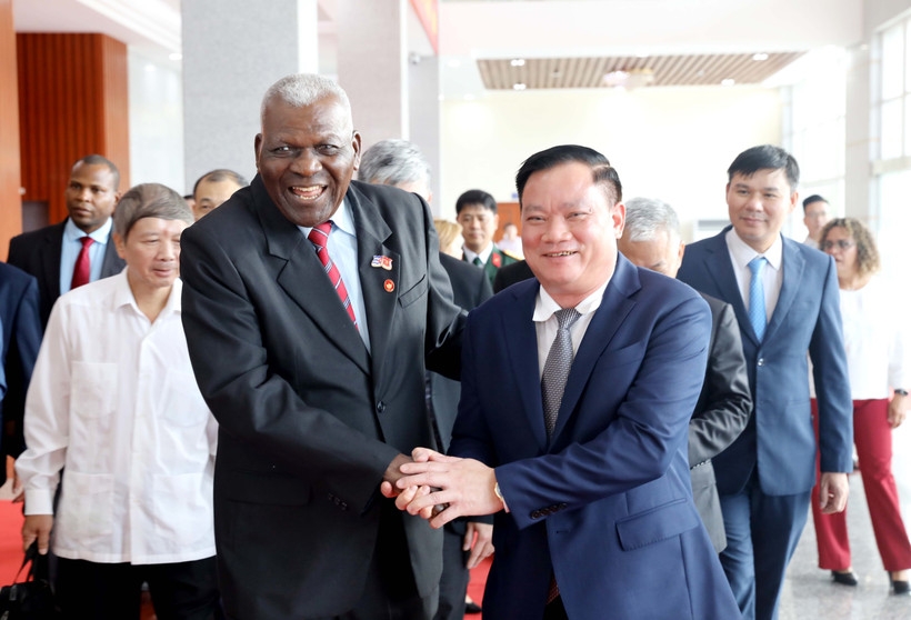 Ngày 4/10, Chủ tịch Quốc hội Cuba Esteban Lazo Hernández cùng đoàn đại biểu cấp cao đã đến thăm và làm việc tại tỉnh Hưng Yên. Đoàn đại biểu Cuba và tỉnh Hưng Yên đã trao đổi, chia sẻ kinh nghiệm trong phát triển kinh tế - xã hội, thu hút đầu tư, điều hành, quản lý nhà nước, quản trị bộ máy; phát triển nông nghiệp công nghệ cao... (Ảnh: TTXVN)