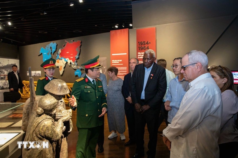 Ngày 5/10, Chủ tịch Quốc hội Cuba Esteban Lazo Hernández và đoàn đại biểu cấp cao Cuba đã tham quan Bảo tàng Lịch sử Quân sự Việt Nam. Tại đây, Chủ tịch Quốc hội Cuba cùng Đoàn đã đặt hoa tại cụm tượng tri ân chuyên gia quân sự Cuba. (Ảnh: TTXVN)