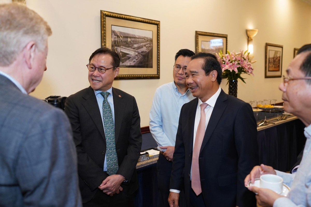 Ông Nguyễn Văn Được - Chủ tịch UBND TP.HCM trao đổi với doanh nghiệp bên lề diễn đàn