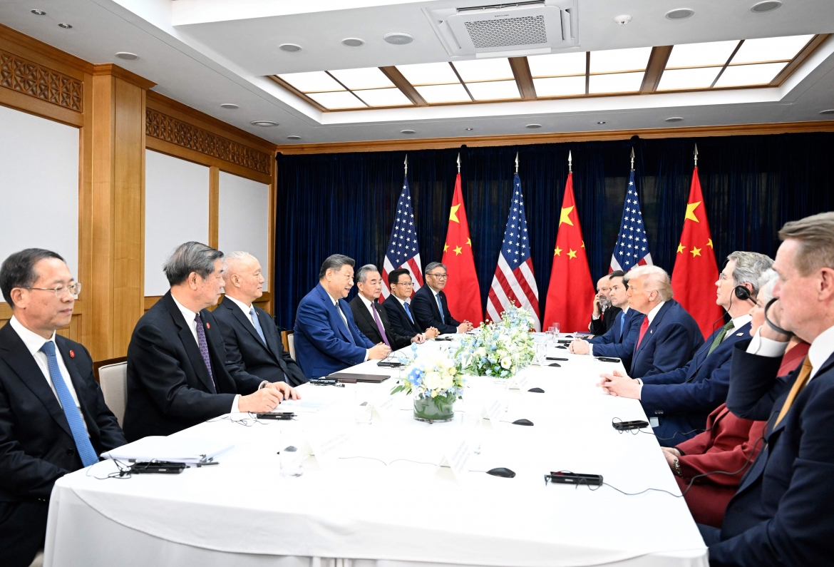 Chủ tịch Trung Quốc Tập Cận Bình và Tổng thống Mỹ Donald Trump trong cuộc gặp tại Busan, Hàn Quốc sáng 30/10. Ảnh: Tân Hoa xã