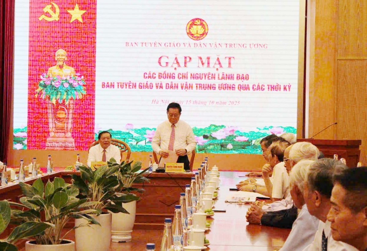 Ủy viên Bộ Chính trị, Bí thư Trung ương Đảng, Trưởng Ban Tuyên giáo và Dân vận Trung ương Nguyễn Trọng Nghĩa và Ủy viên Trung ương Đảng, Phó Trưởng Ban thường trực Ban Tuyên giáo và Dân vận Trung ương Lại Xuân Môn chủ trì hội nghị. 