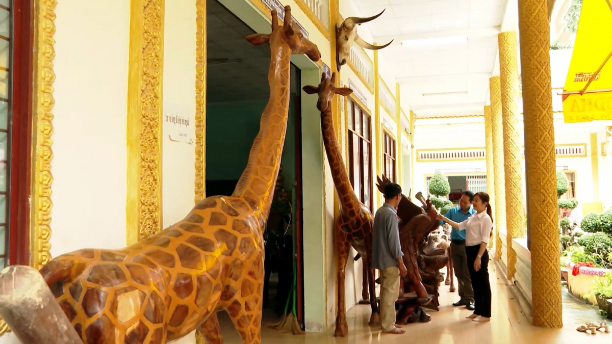 Chùa Hang - nơi trưng bày các tuyệt phẩm điêu khắc từ gỗ