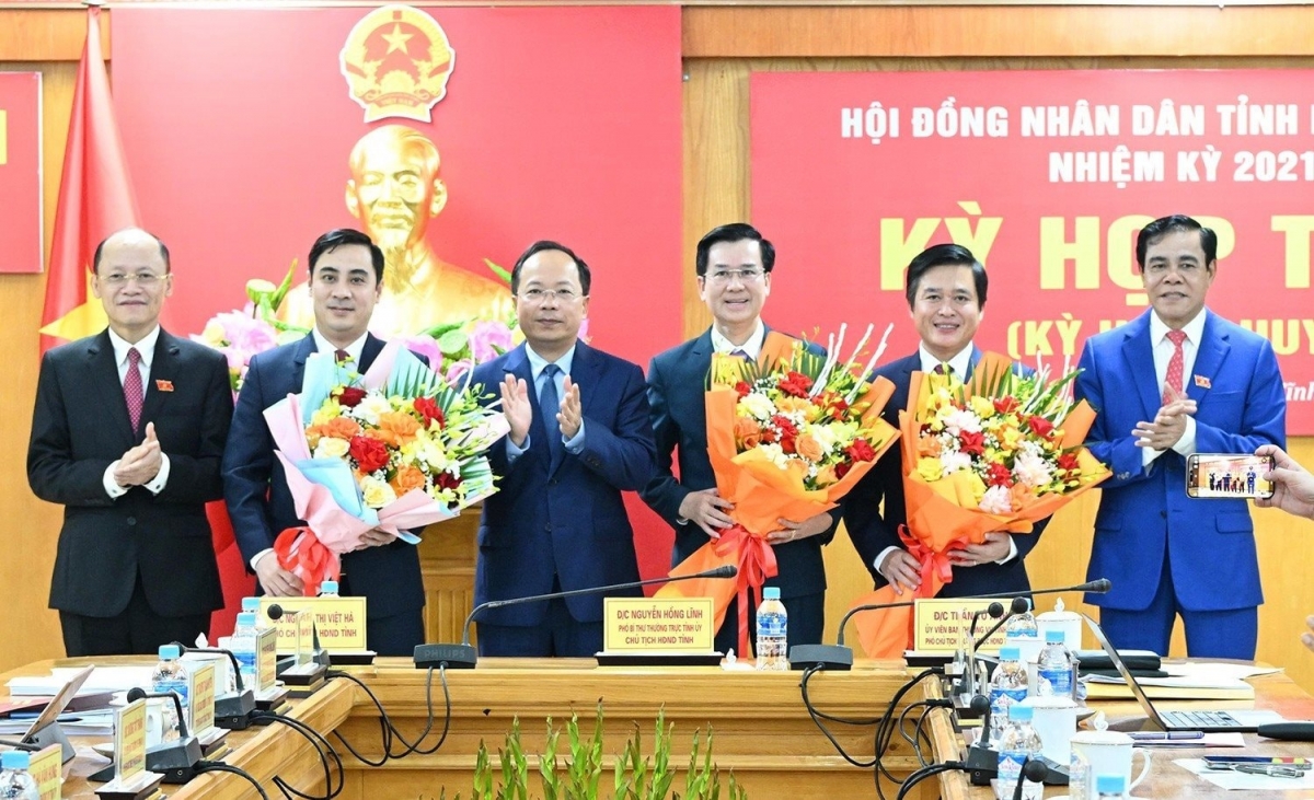 Lãnh đạo tỉnh Hà Tĩnh tặng hoa chúc mừng các Ủy viên UBND tỉnh. 