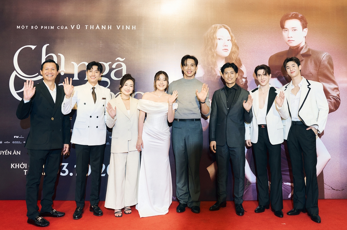 Đoàn phim "Chị ngã em nâng" ra mắt khán giả Hà Nội