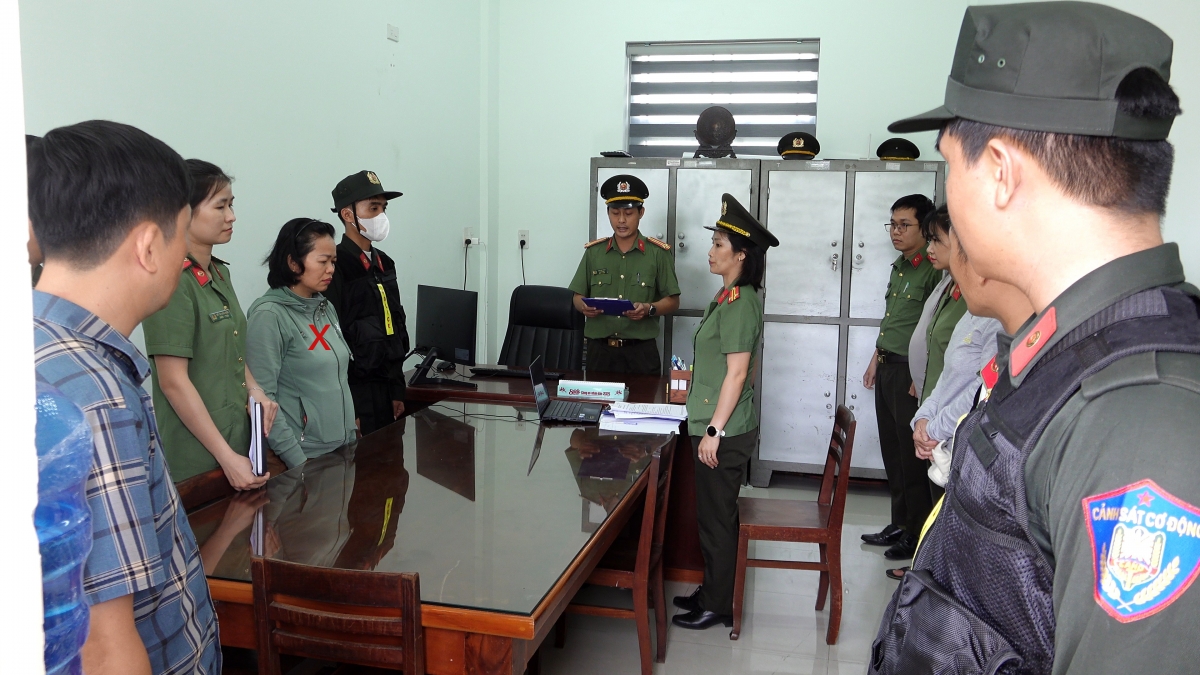 Cơ quan An ninh điều tra thực hiện lệnh bắt tạm giam đối với Võ Thị Phụng (thứ ba từ trái sang). Ảnh: Công an tỉnh Gia Lai