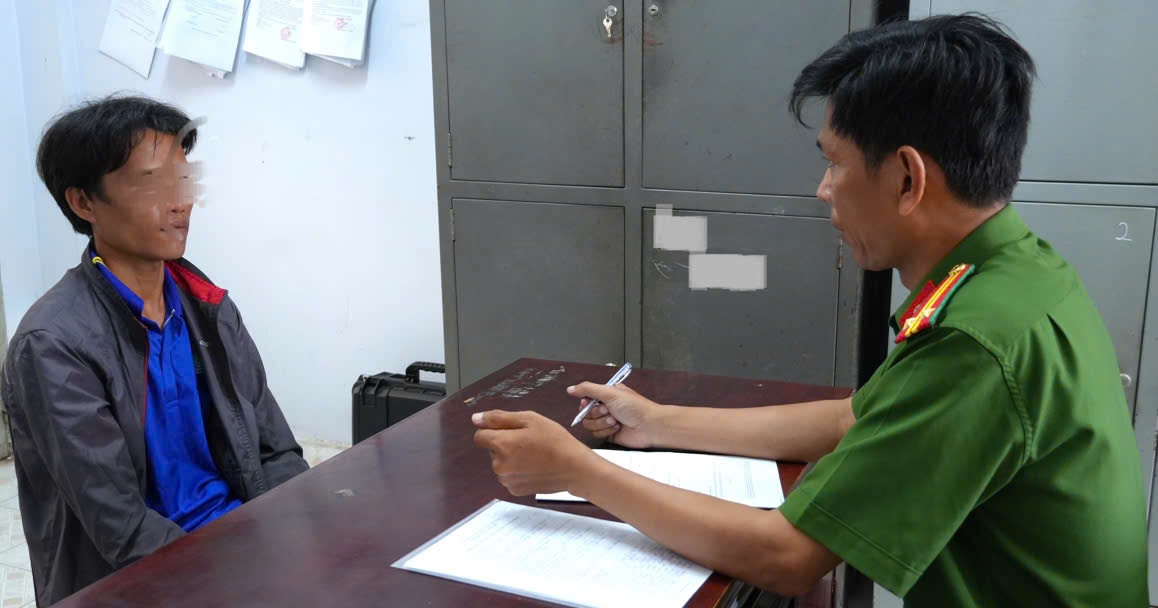 Cơ quan công an làm việc với đối tượng cướp giật dây chuyền vàng. (Ảnh: CACC)