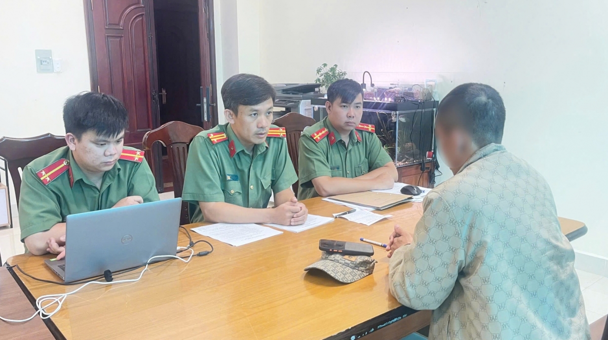 Cơ quan công an làm việc với một trong bốn cá nhân (Ảnh: Công an cung cấp)