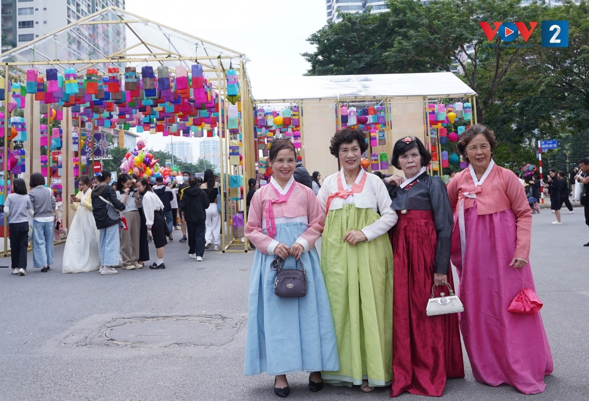 Du khách thử trang phục truyền thống Hàn Quốc