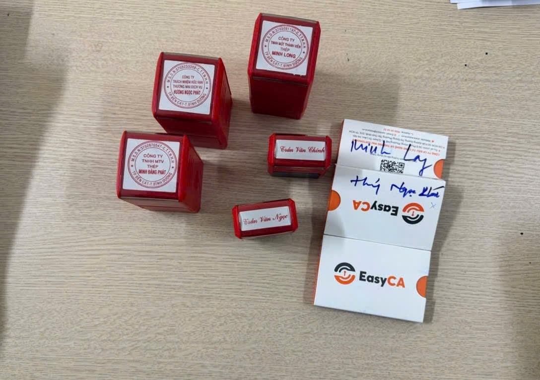 Con dấu của các công ty "ma” do bị can điều hành hoạt động.