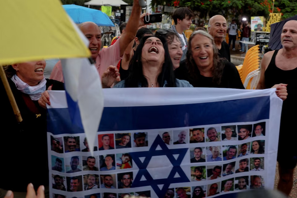 Thân nhân con tin Israel bật khóc sau thông tin Israel và Hamas đạt được thỏa thuận. Ảnh: Reuters