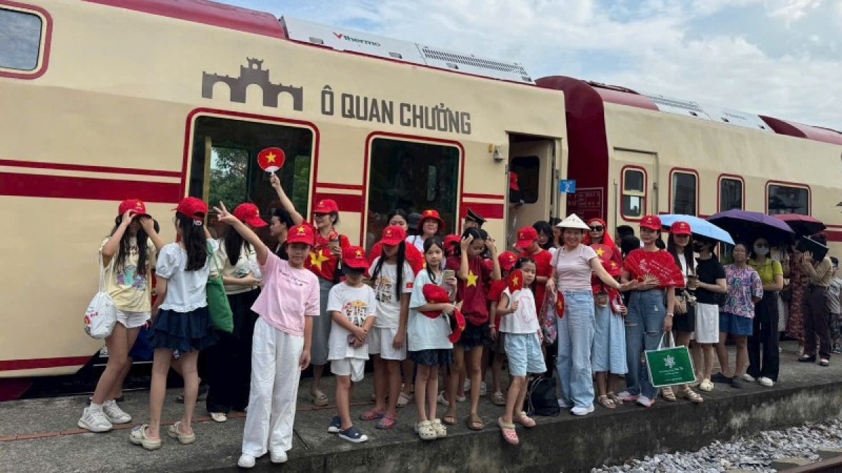 Chuyến tàu "Hà Nội 5 cửa ô" thu hút sự quan tâm. Ảnh: nhandan.vn