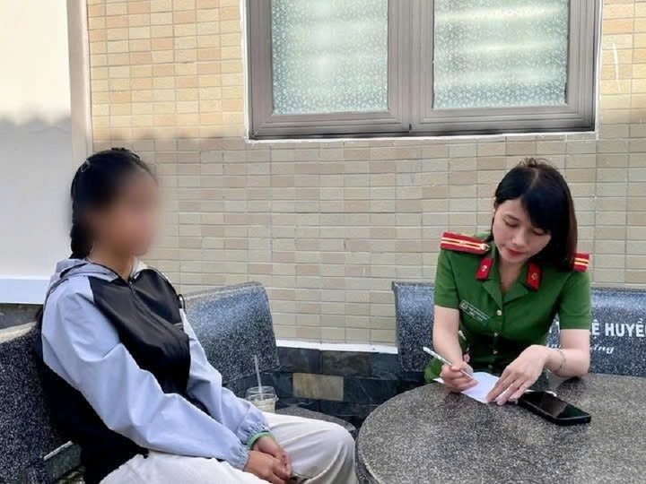 Nữ sinh viên được công an giải cứu khỏi bọn lừa đảo online. (Ảnh: C.A)