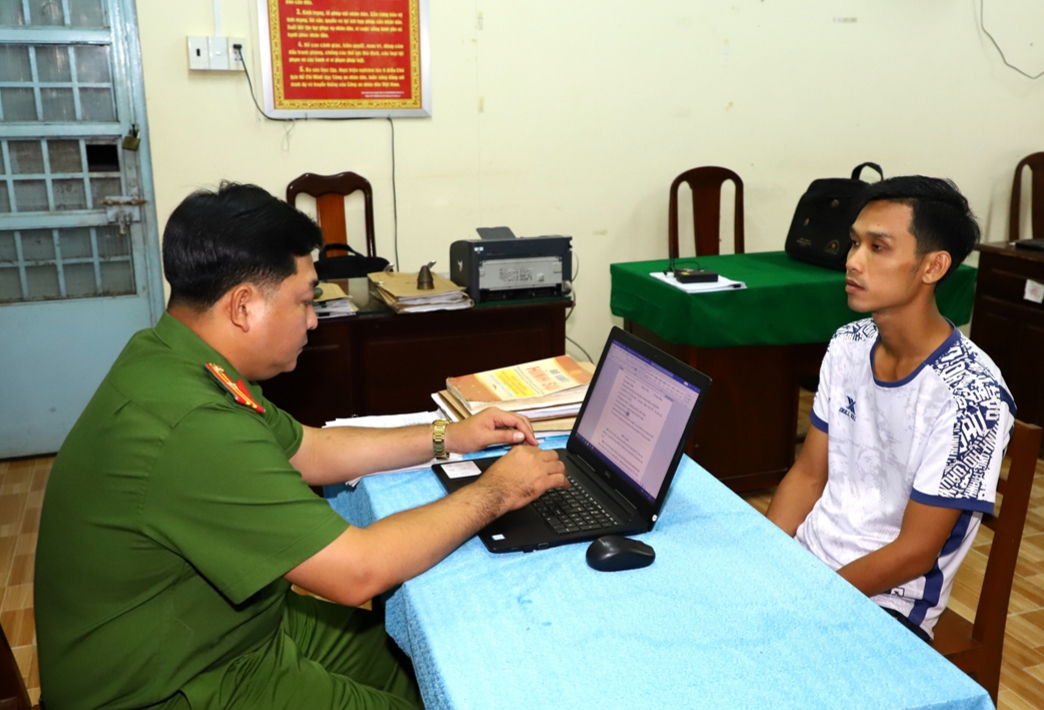 Công an xã Ngọc Tố làm việc với Nguyễn Công Trạng. (Ảnh: Công an Cần Thơ)