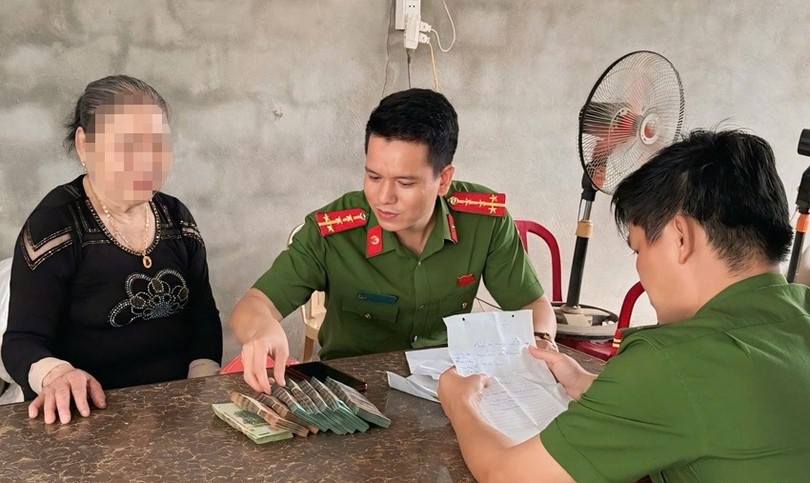 Bà N.T.T. và số tiền rút từ ngân hàng cùng cùng lực lượng công an xã Phúc Trạch.