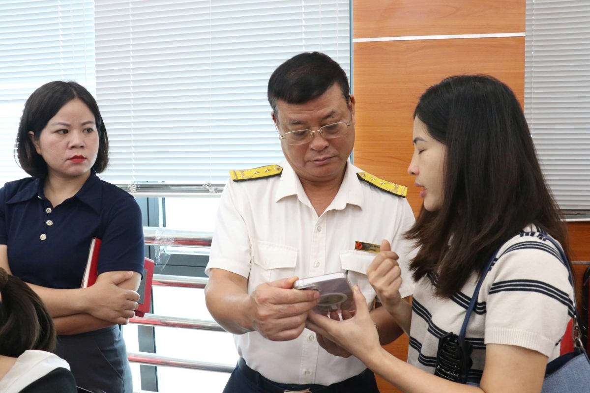 Với sự tận tình, chu đáo, công chức Thuế tỉnh Phú Thọ đã hướng dẫn nhiều hộ kinh doanh cài đặt và sử dụng thành thạo eTax Mobile