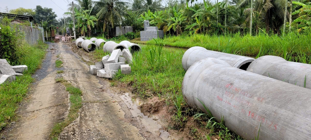 Công trình nâng cấp đường giao thông thi công chậm ảnh hưởng đến đời sống, đi lại của người dân