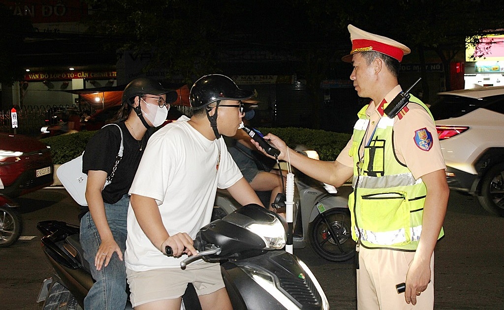 CSGT kiểm tra nồng độ cồn người điều khiển phương tiện tham gia giao thông tại TP Vinh (cũ). 