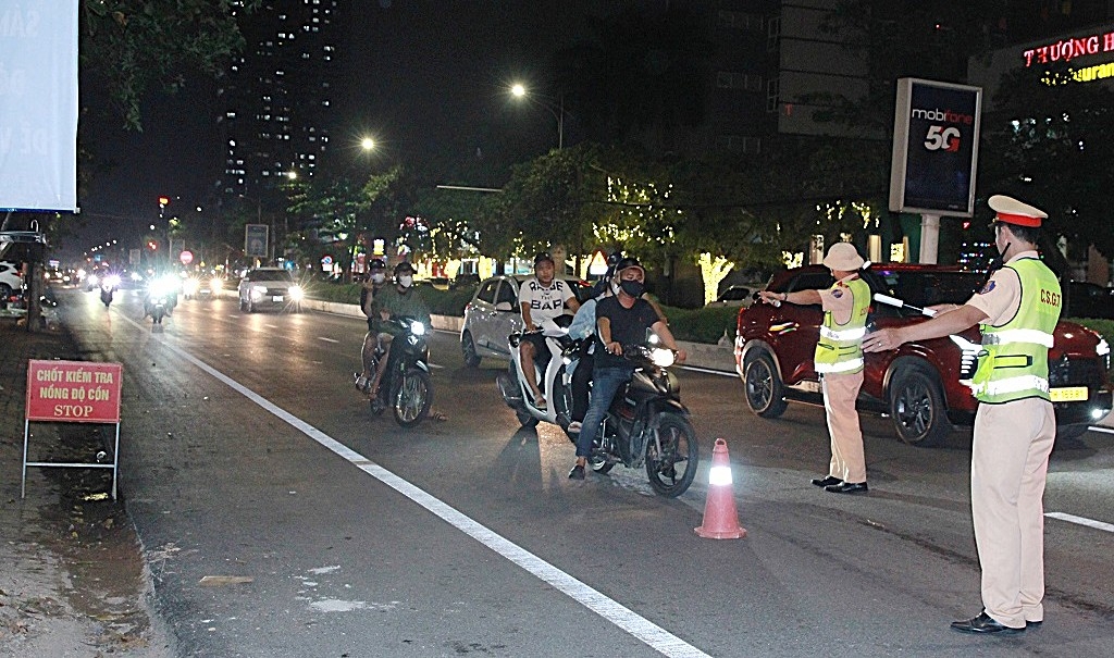 Kiểm tra vi phạm nồng độ cồn được lực lượng CSGT đồng loạt triển khai trên nhiều tuyến đường.