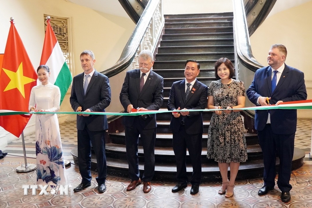 Sáng 19/10, Chủ tịch Quốc hội Hungary đến dự và cắt băng khai mạc triển lãm "Những bức ảnh của Dezső Bozóky - bác sĩ Hải quân người Hungary vào những năm đầu thế kỷ 20" tại TP.HCM. (Ảnh: TTXVN)