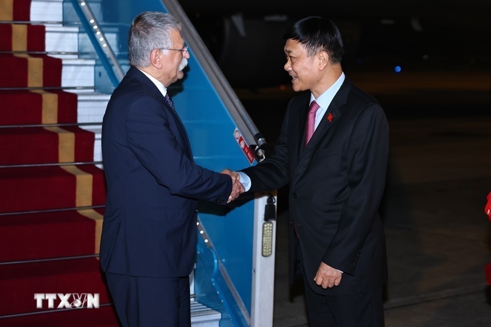 Tối 19/10, Chủ tịch Quốc hội Hungary Kover Laszlo và đoàn công tác Quốc hội Hungary đến Hà Nội. Phó Chủ tịch Quốc hội Vũ Hồng Thanh đón Chủ tịch Quốc hội Hungary Kover Laszlo tại Sân bay quốc tế Nội Bài. (Ảnh: TTXVN)