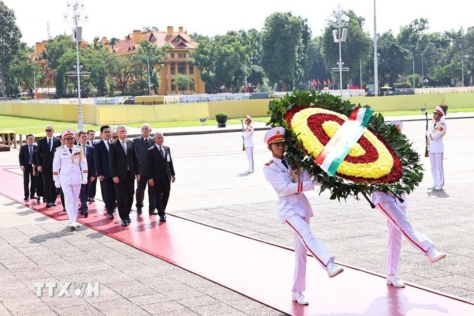Sáng 20/10, Chủ tịch Quốc hội Hungary Kover Laszlo đến đặt vòng hoa và vào Lăng viếng Chủ tịch Hồ Chí Minh; đặt vòng hoa tại Đài tưởng niệm các Anh hùng liệt sĩ trên đường Bắc Sơn, Hà Nội. (Ảnh: TTXVN)