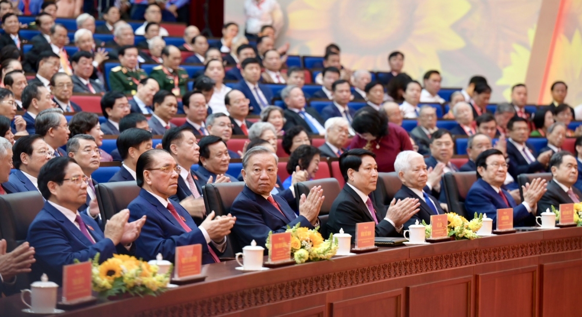 Thủ tướng Phạm Minh Chính, nguyên Thủ tướng Nguyễn Tấn Dũng, Chủ tịch Quốc hội Trần Thanh Mẫn, các nguyên Chủ tịch Quốc hội Nguyễn Văn An, Nguyễn Thị Kim Ngân, Thường trực Ban Bí thư Trần Cẩm Tú, các đồng chí Uỷ viên Bộ Chính trị, Bí thư Trung ương Đảng, Uỷ viên Trung ương Đảng và lãnh đạo một số Ban bộ ngành Trung ương cùng tham dự Hội nghị.