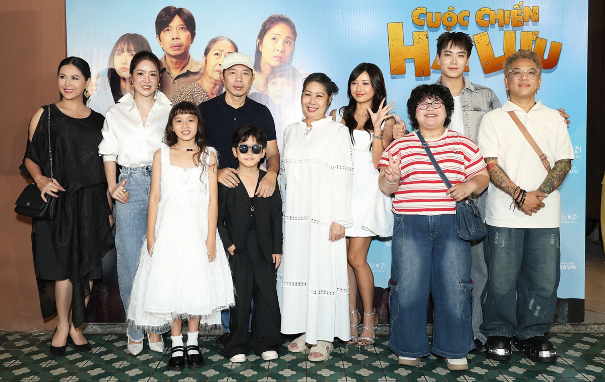 Thái Hòa cùng đoàn phim "Cuộc chiến hạ lưu"
