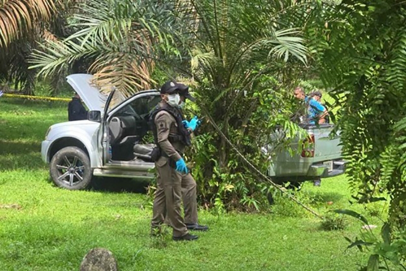 Cảnh sát Thái Lan đã tìm thấy một chiếc xe bán tải được sử dụng trong vụ cướp vàng bị bỏ lại tại một đồn điền ở quận Waeng, tỉnh Narathiwat, hôm 6/10/2025. Ảnh: Bangkok Post