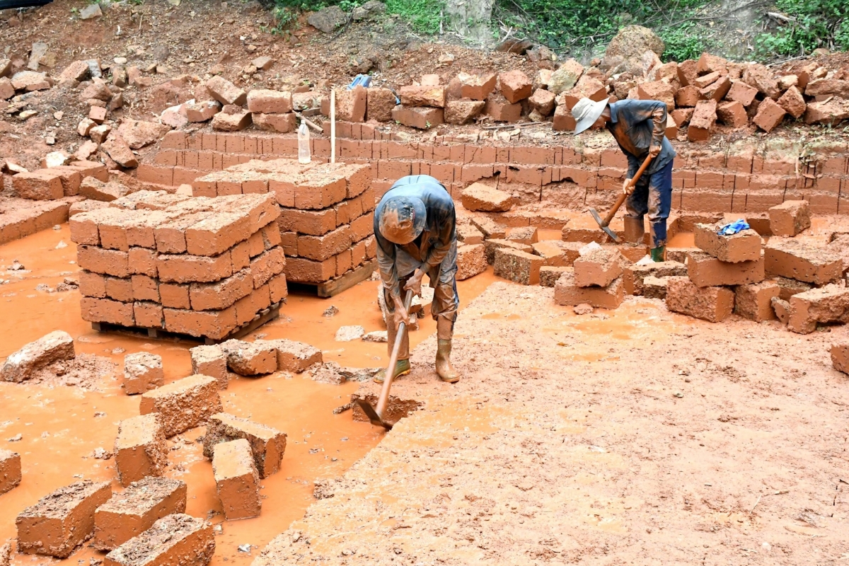 Người lao động ở thôn Mỹ Sơn (Núi Thành- Quảng Nam) cặm cụi khai thác đá ong. Ảnh: Q.VIỆT